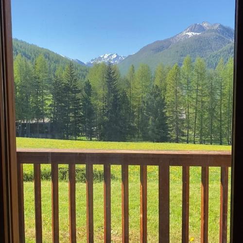 a balcony with a view of a field and mountains at Granges d'Arvieux, Splendide T2, Rdc, Vue dégagée in Arvieux