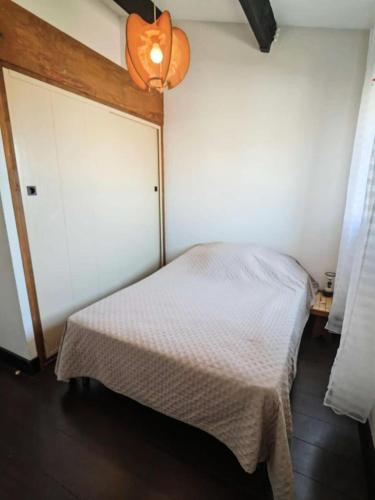 sypialnia z łóżkiem z białą narzutą w obiekcie Résidence Bar134-le Barcares - 2 pièces climatisé au 2ème étage à LE BARCARES - CAP COUDALERE MAE-5714 w mieście Le Barcarès