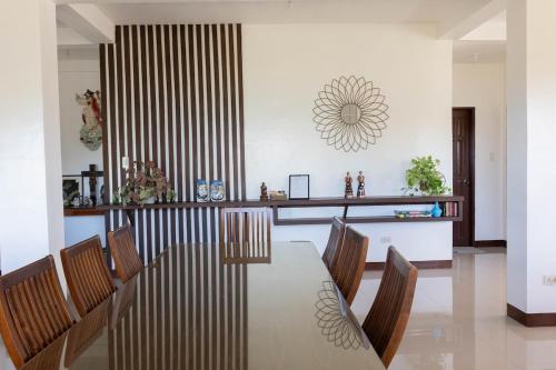 a dining room with a table and chairs at Casa Eduveges in Sagneb