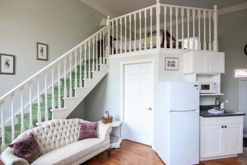 Η κουζίνα ή μικρή κουζίνα στο The Jypsy Inn - The Royal Suite Bracebridge