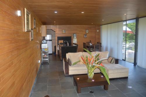 a living room with a couch and a table at Cabañas el Retorno in Guatapé