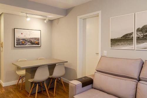 Χώρος καθιστικού στο Apartamento elegante próximo a PUC e HSL