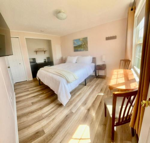 Postel nebo postele na pokoji v ubytování Alma Shore Lane Suites & Cottages