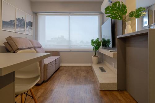 Μια τηλεόραση ή/και κέντρο ψυχαγωγίας στο Apartamento elegante próximo a PUC e HSL