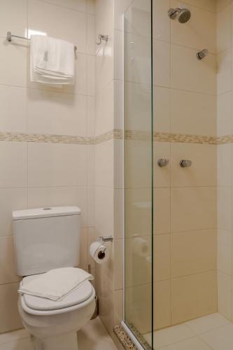 Ένα μπάνιο στο Apartamento elegante próximo a PUC e HSL