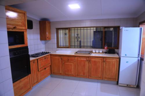 Dapur atau dapur kecil di Kairos Guest Lodge Bedfordview