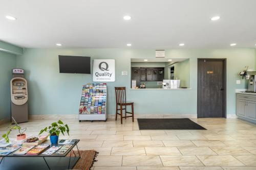 Quality Inn Chesapeakeにあるキッチンまたは簡易キッチン