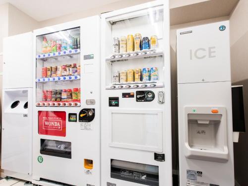 una máquina de hielo en una habitación con 2 neveras en Meitetsu Inn Hamamatsucho, en Tokio