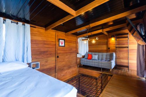 Katil atau katil-katil dalam bilik di Cabana com banheira em Curitiba