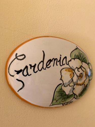 a sign on a wall with the word gardenaria at Villa Marchesa in Castelnuovo Cilento