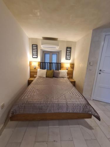 een slaapkamer met een groot bed in een kamer bij Old City Budva in Budva