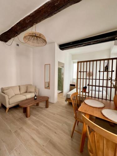 un salon avec un canapé et une table dans l'établissement Les Appartements de la rue Vial, à Antibes