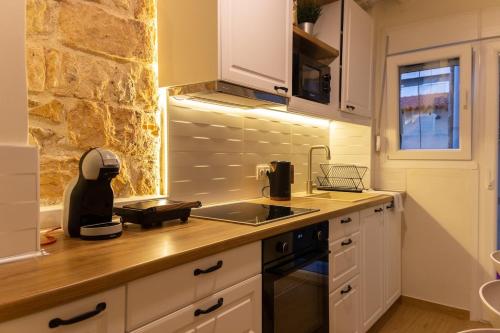 Η κουζίνα ή μικρή κουζίνα στο Serenity Luxury Estates Kanigos 4