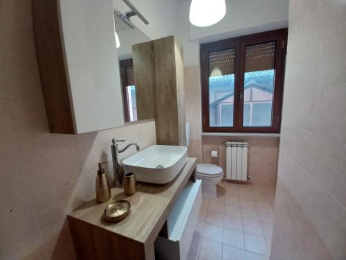 un baño con lavabo e inodoro en La Baita del Mare, en Montesilvano