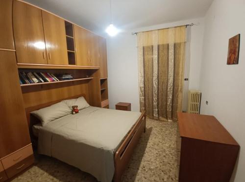 Un dormitorio pequeño con una cama y un escritorio. en La Baita del Mare, en Montesilvano