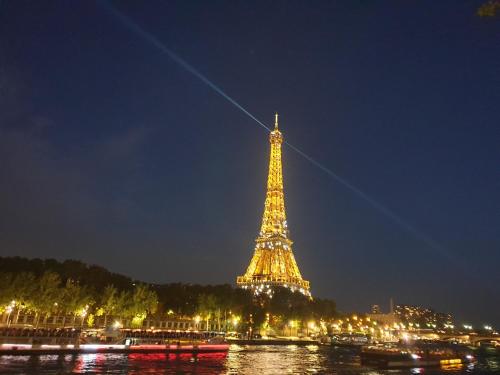 - une vue sur la tour Eiffel éclairée la nuit dans l'établissement Studio Eiffel Tower Trocadero, à Paris