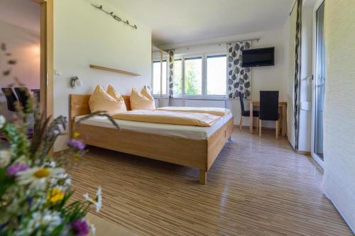 um quarto de hotel com uma cama e uma sala de jantar em Pension Strauß em Ossiach