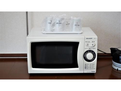 a white microwave with cups on top of it at Ｐｕｒａｒｉ - Vacation STAY 81760v in Takahara