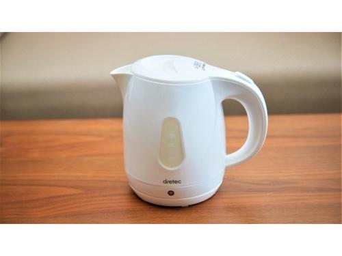 a white electric kettle sitting on a wooden table at Ｐｕｒａｒｉ - Vacation STAY 81760v in Takahara