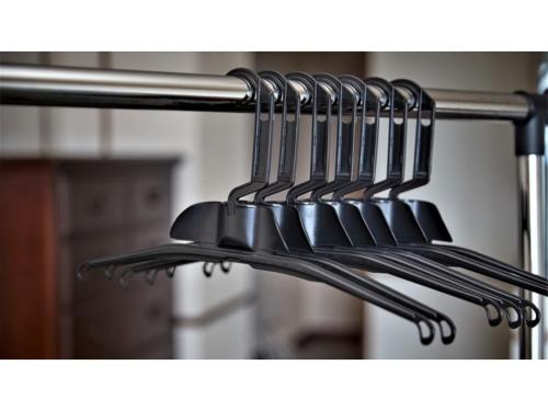 a bunch of black utensils hanging on a rack at Ｐｕｒａｒｉ - Vacation STAY 81709v in Takahara