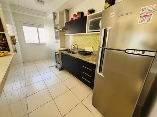 Η κουζίνα ή μικρή κουζίνα στο Guarujá condomínio Villa Di fiori AP jasmim