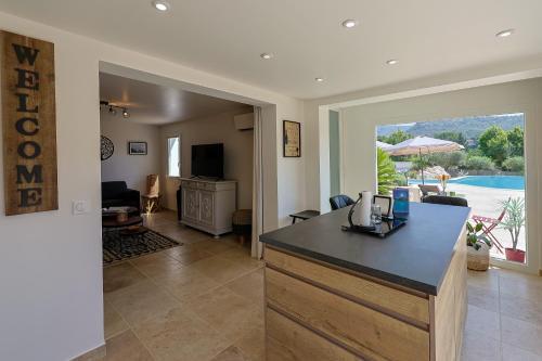 eine Küche und ein Wohnzimmer mit Poolblick in der Unterkunft Villa de Charme avec Piscine, Marseille in Marseille