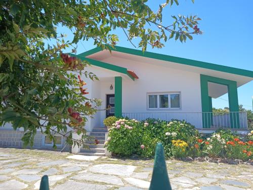a small house with a green roof at Villa Vitória in Nazaré