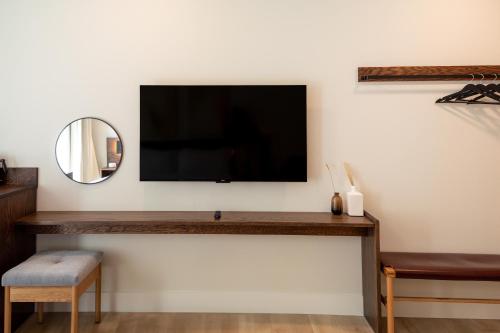 Televisyen dan/atau pusat hiburan di Boardwalk Suites & Residences by Kasa