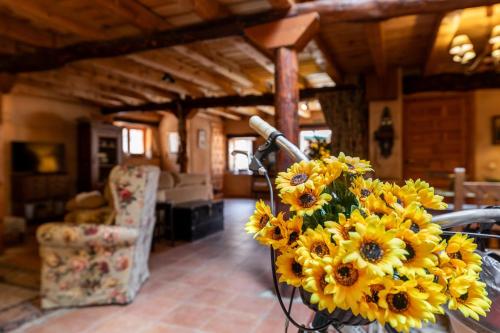 a bouquet of yellow flowers on a bicycle in a room at Casa Rural El Viejo Almacén, a 20 minutos de Segovia in Losana de Pirón