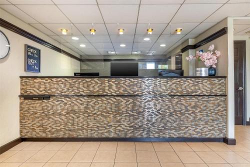 Лобби или стойка регистрации в SureStay Hotel by Best Western East Brunswick