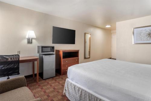 Кровать или кровати в номере SureStay Hotel by Best Western East Brunswick