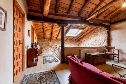 a living room with a couch and a table at Casa Rural El Viejo Almacén, a 20 minutos de Segovia in Losana de Pirón