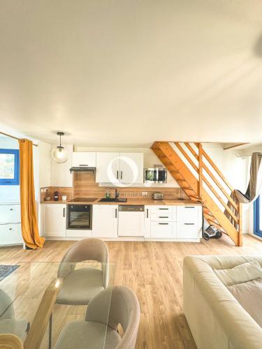 Una sala de estar con un sofá y una cocina. en COC - La Dune, en Wissant