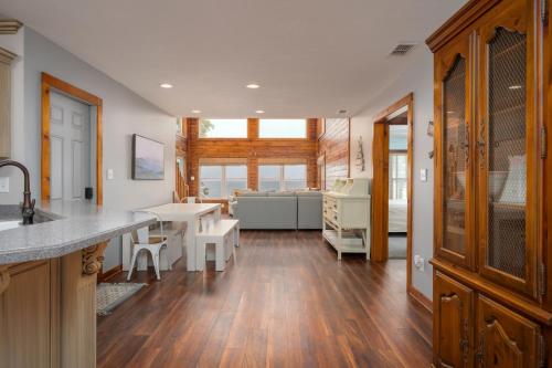 Postel nebo postele na pokoji v ubytování Waterfront Escape - Seasonal Pool - Perfect for Families and Friends!