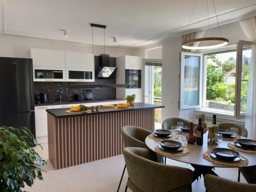 Η κουζίνα ή μικρή κουζίνα στο Apartment TerraSea Tisno