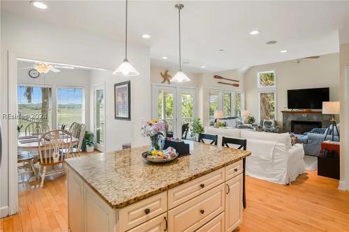 Η κουζίνα ή μικρή κουζίνα στο New Listing - Coastal Retreat on Coffin Point!