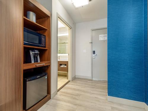 Кухня или мини-кухня в Holiday Inn Express & Suites Medicine Hat by IHG
