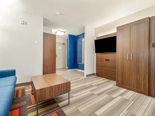 Телевизор и/или развлекательный центр в Holiday Inn Express & Suites Medicine Hat by IHG