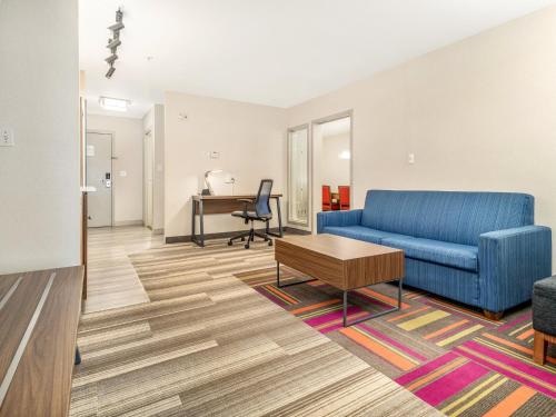 Гостиная зона в Holiday Inn Express & Suites Medicine Hat by IHG