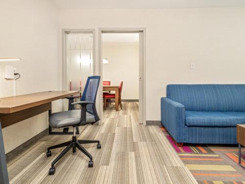Гостиная зона в Holiday Inn Express & Suites Medicine Hat by IHG