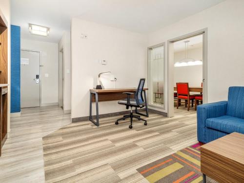 Гостиная зона в Holiday Inn Express & Suites Medicine Hat by IHG