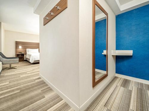 Кровать или кровати в номере Holiday Inn Express & Suites Medicine Hat by IHG