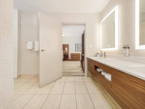 Ванная комната в Holiday Inn Express & Suites Medicine Hat by IHG