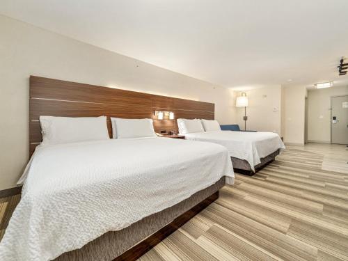 Кровать или кровати в номере Holiday Inn Express & Suites Medicine Hat by IHG