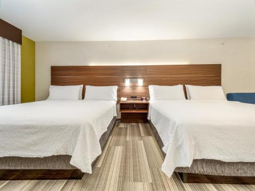 Кровать или кровати в номере Holiday Inn Express & Suites Medicine Hat by IHG