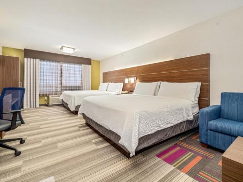 Кровать или кровати в номере Holiday Inn Express & Suites Medicine Hat by IHG