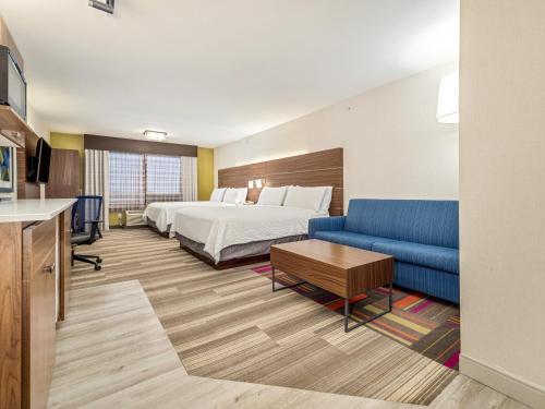 Кровать или кровати в номере Holiday Inn Express & Suites Medicine Hat by IHG