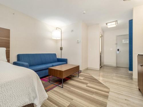 Гостиная зона в Holiday Inn Express & Suites Medicine Hat by IHG