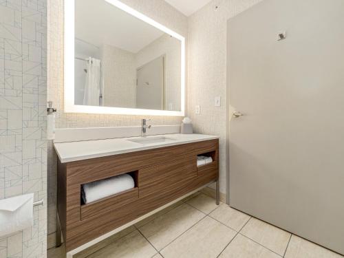 Ванная комната в Holiday Inn Express & Suites Medicine Hat by IHG
