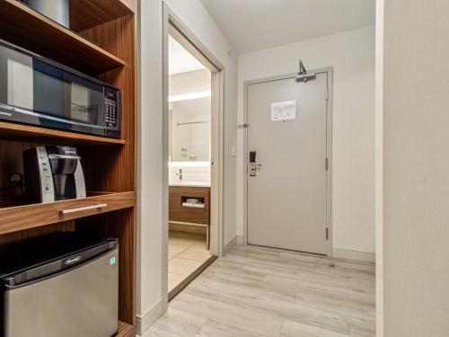 Кухня или мини-кухня в Holiday Inn Express & Suites Medicine Hat by IHG
